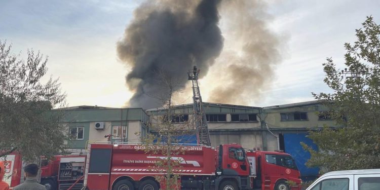 Gaziantep’te geri dönüşüm fabrikasında yangın çıktı