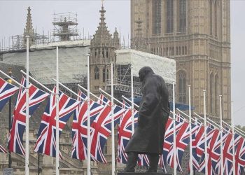 İngiltere’de hizmet kesimi beklentinin üzerinde büyüdü