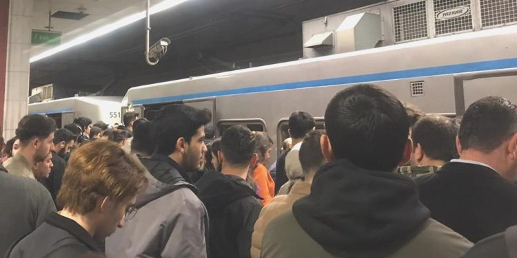 İstanbul metrosunda yolcular mahsur kaldı
