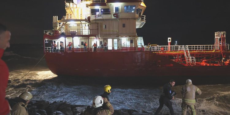İstanbul’da dev tanker karaya oturdu: 11 kişilik mürettebat kurtarıldı