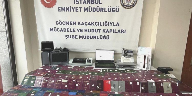 İstanbul’da düzmece pasaport operasyonu