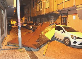 İstanbul’da lodos: Çatılar uçtu, araçlara ziyan verdi