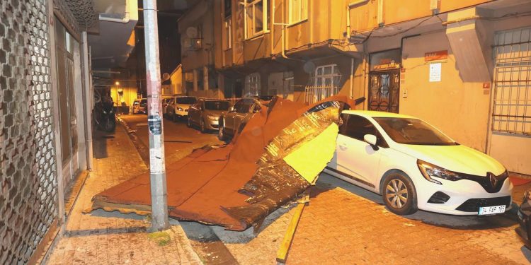 İstanbul’da lodos: Çatılar uçtu, araçlara ziyan verdi
