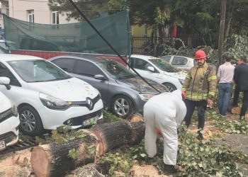 İstanbul’da sağanak ve fırtına: Trafik durdu