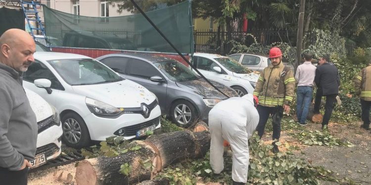 İstanbul’da sağanak ve fırtına: Trafik durdu