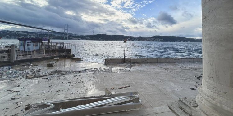 İstanbul’da tarihi caminin avlusu lodosta hasar gördü