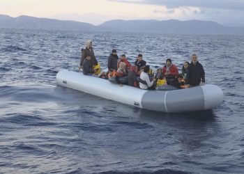 İzmir açıklarında 40 sistemsiz göçmen kurtarıldı