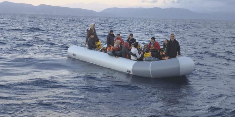 İzmir açıklarında 40 sistemsiz göçmen kurtarıldı