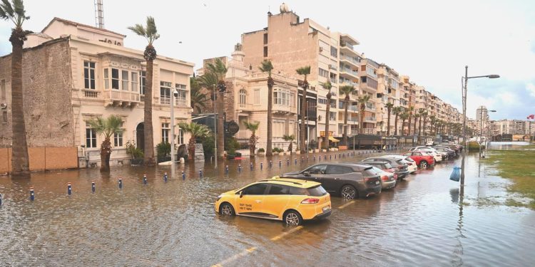 İzmir’de deniz 1 metre yükseldi, Karşıyaka ve Konak sokakları suya gömüldü