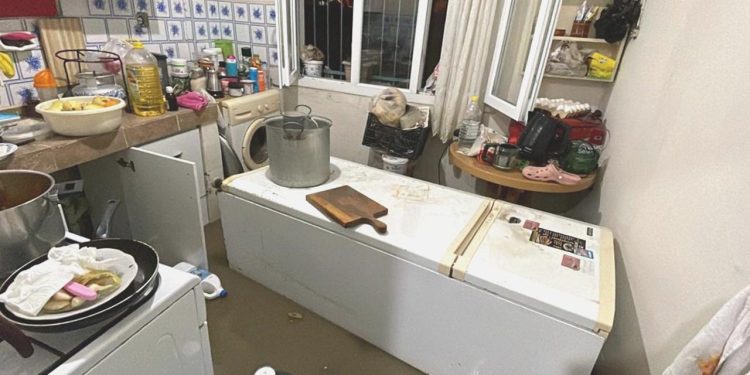 İzmir’de dere taştı, meskenleri su bastı