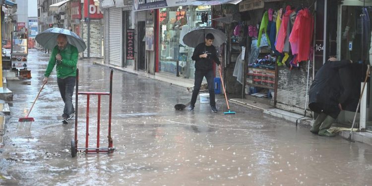 İzmir’de sağanak: Yolları su bastı, ulaşım aksadı