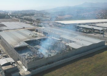 Kahramanmaraş’ta dokumacılık fabrikasının deposu küle döndü