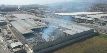 Kahramanmaraş’ta dokumacılık fabrikasının deposu küle döndü