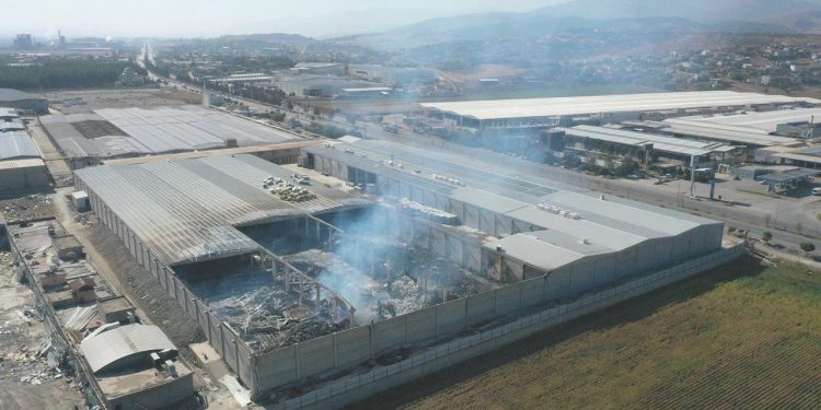 Kahramanmaraş’ta dokumacılık fabrikasının deposu küle döndü