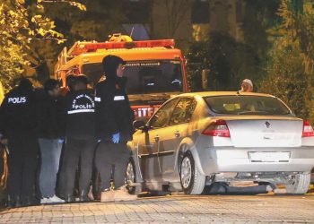 Kayan arabası durdurmak isterken öldü