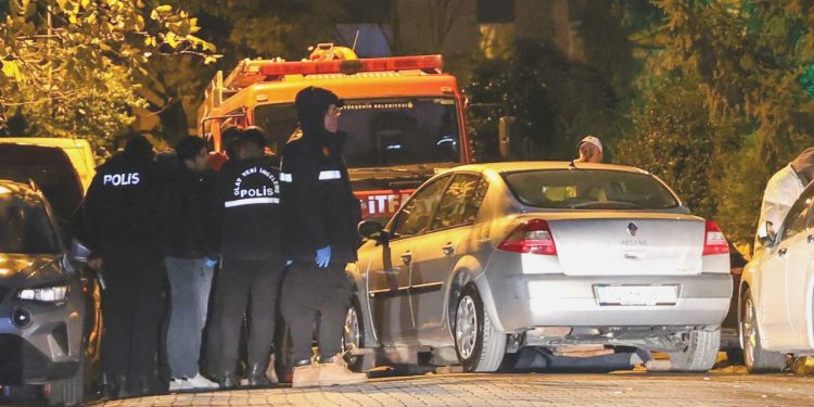 Kayan arabası durdurmak isterken öldü