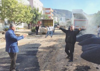 Mahalleye asfalt dökülmesini davul – zurnayla kutladılar