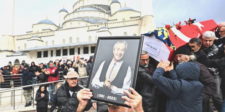 Metin Uca son seyahatine uğurlandı: İki kişi gerginlik çıkardı