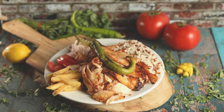 Para ödememek için dönere saç telini koydu, kameraya yakalandı