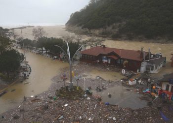 Şile’de dere taştı, işyerlerini su bastı