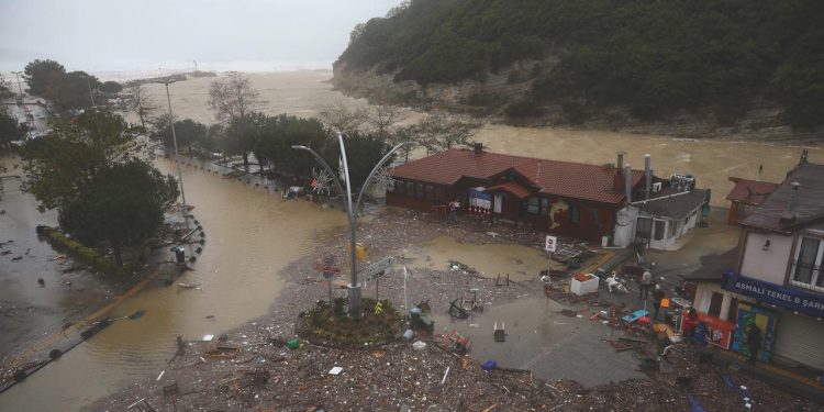Şile’de dere taştı, işyerlerini su bastı