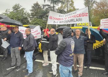 Taksicilerden İBB önünde ‘Para kazanamıyoruz’ hareketi
