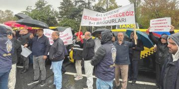Taksicilerden İBB önünde ‘Para kazanamıyoruz’ hareketi