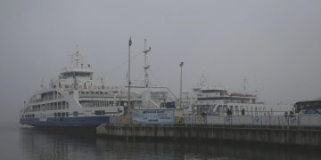 Transit geçişlere kapatılan Çanakkale Boğazı açıldı