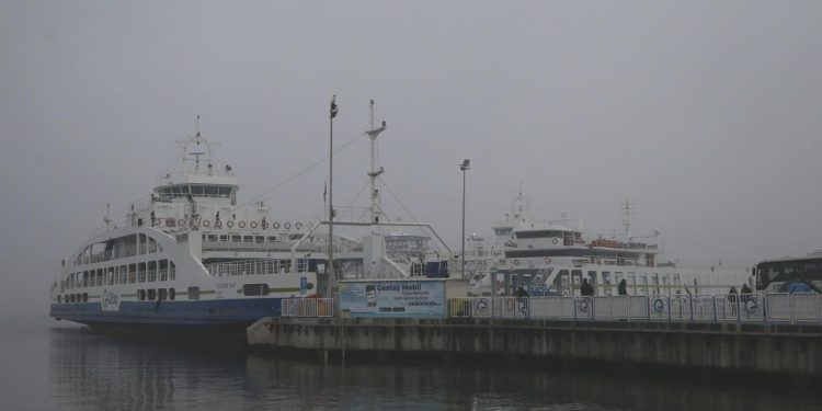 Transit geçişlere kapatılan Çanakkale Boğazı açıldı