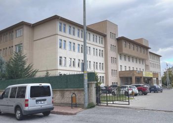 Yedi lise öğrencisi yemek sonrası hastanelik oldu