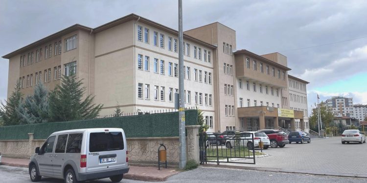 Yedi lise öğrencisi yemek sonrası hastanelik oldu