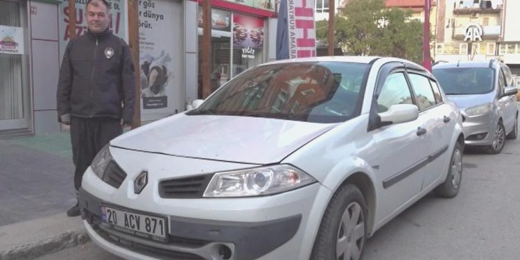 Yedi yıl para biriktirip aldığı aracını Gazzeliler için bağışladı