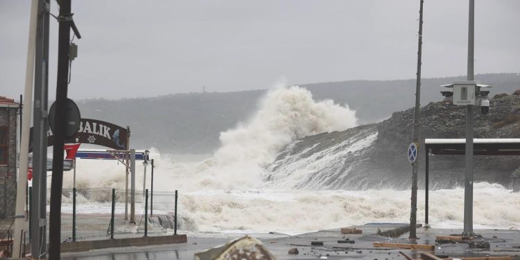 Yurtta fırtına ve sağanak tesirli: Yolları su bastı, kıyıdaki yapılar ziyan gördü