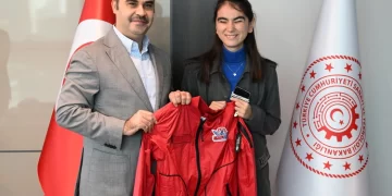 Bakan Kacır, ”From Your Eyes” uygulamasının kurucusu, görme engelli girişimci Zülal Tannur ile bir araya geldi