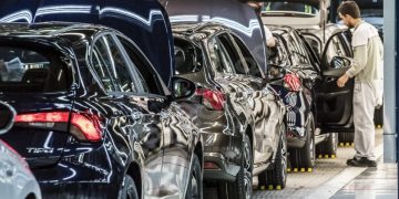 Dev otomotiv firmaları önümüzdeki yıl ABD’de hem elektrikli hem hibrit SUV’larla yarışacak