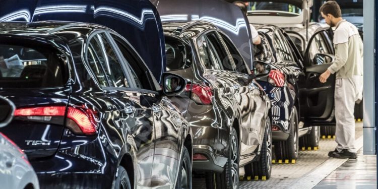 Dev otomotiv firmaları önümüzdeki yıl ABD’de hem elektrikli hem hibrit SUV’larla yarışacak