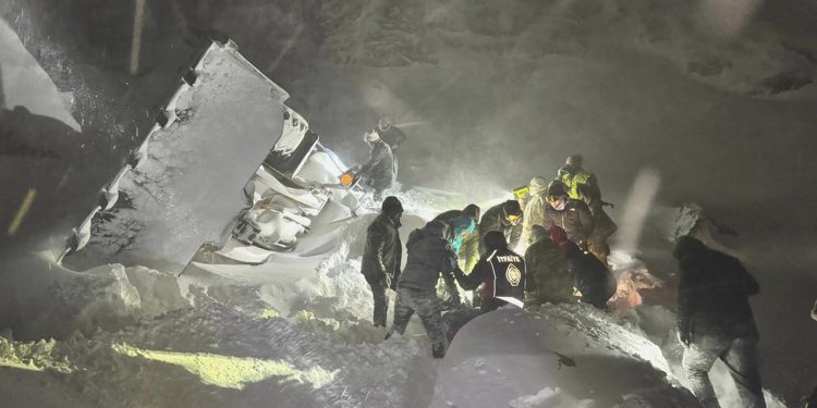 Ağrı’da yol açma çalışmasında facia: İş makinesinin operatörü öldü, 3 kişi kayıp