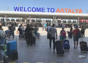 Antalya’da yaşayan yabancı sayısı bir yılda geriledi