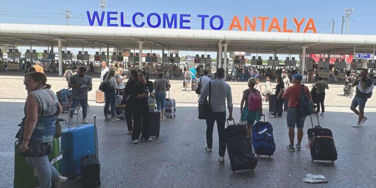 Antalya’da yaşayan yabancı sayısı bir yılda geriledi