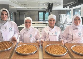 Bayan ustalar en âlâ baklavayı yapmak için yarıştı