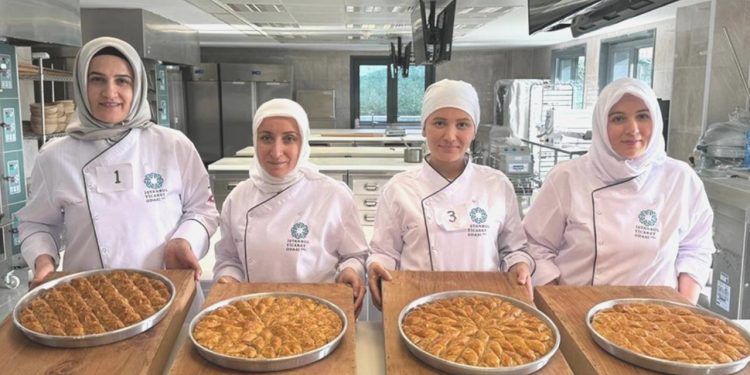 Bayan ustalar en âlâ baklavayı yapmak için yarıştı