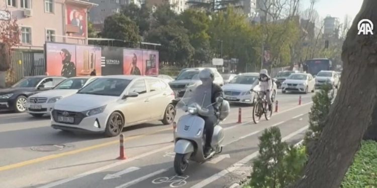 Bisiklet yolundaki motosikletlilere ceza