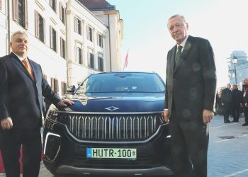 Cumhurbaşkanı Erdoğan, Orban’a Togg armağan etti