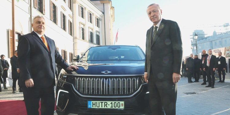 Cumhurbaşkanı Erdoğan, Orban’a Togg armağan etti