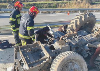 Denizli’de devrilen traktörün şoförü öldü