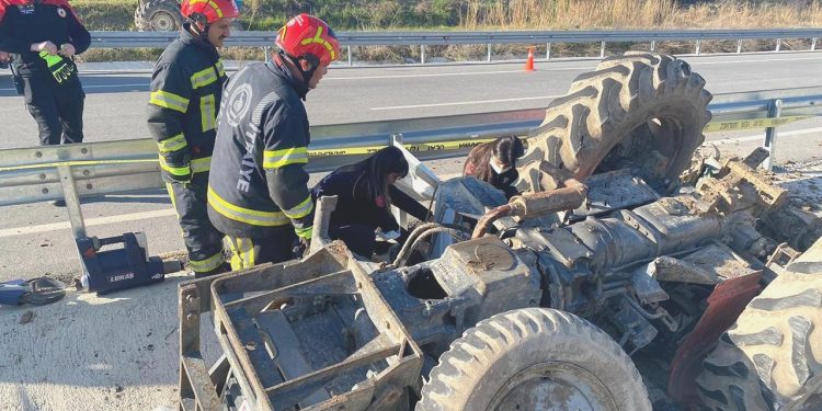 Denizli’de devrilen traktörün şoförü öldü