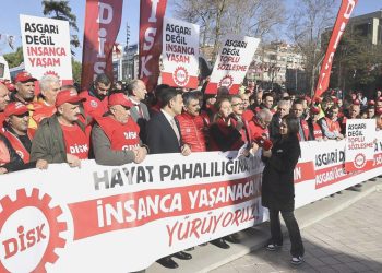 DİSK’ten ‘vergide adalet’ aksiyonu