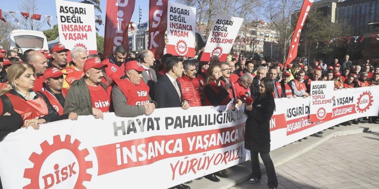 DİSK’ten ‘vergide adalet’ aksiyonu