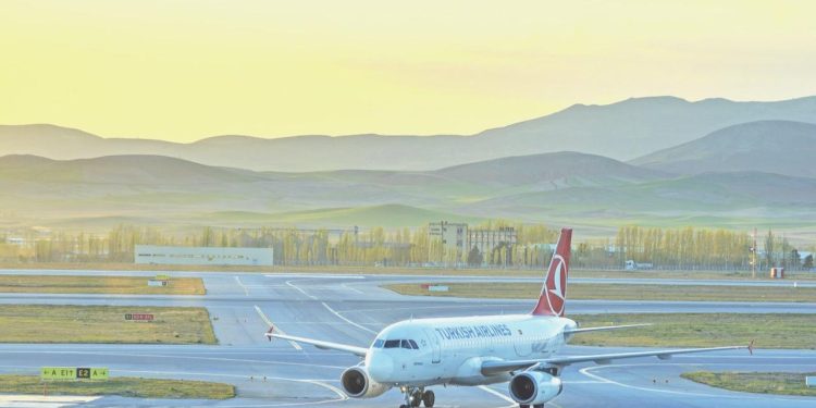 Diyarbakır’da uçak seferlerine sis pürüzü