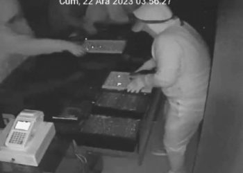 Dört hırsız 2 dakikada 12 milyon liralık altın çaldı